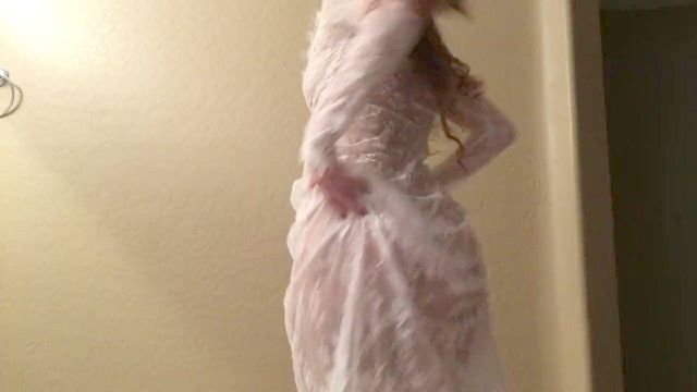 看穿的衣服跳舞