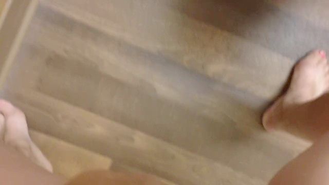 لقد استمتعت حقا pissin جميع أنحاء حمام فندق