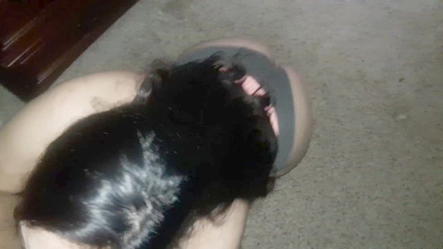 gran botín perra chupando polla