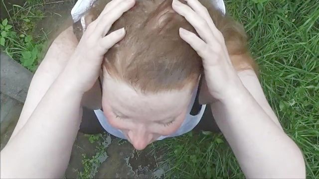 ruiva gordura encaracolado ficar chateado em sua puta cara no jardim
