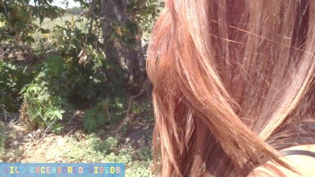 Cutie mamada pública traga enorme carga en el lado de la carretera