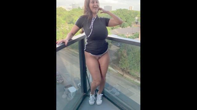 Ава Аддамс публичного раздевания