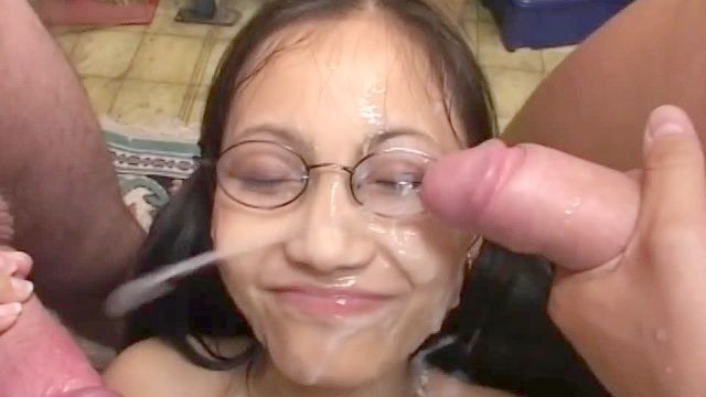 orgía bukkake cum atractiva para los amantes de adolescente asiática
