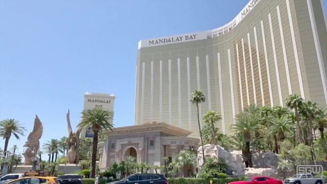 un conjunto de fumar y follando en la parte superior de un garaje de estacionamiento en Las Vegas