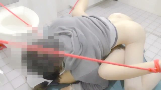 亚洲青少年获取中出，并在BDSM性交厕所