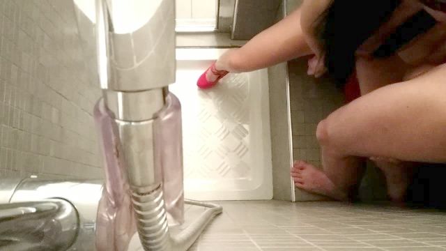 mia sorella indossa tacchi rossi, si masturba e si fa scopare nella doccia