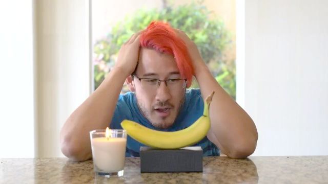 sexy contempla hombre interracial empujando un plátano roca dura hasta su agujero