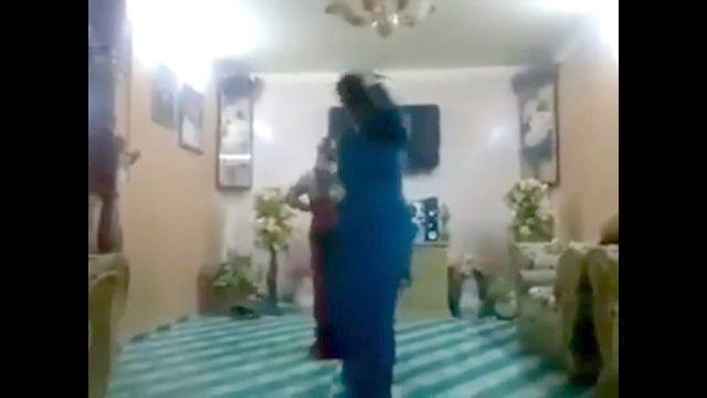 2 النساء العراقيات الساخن الحمار الرقص