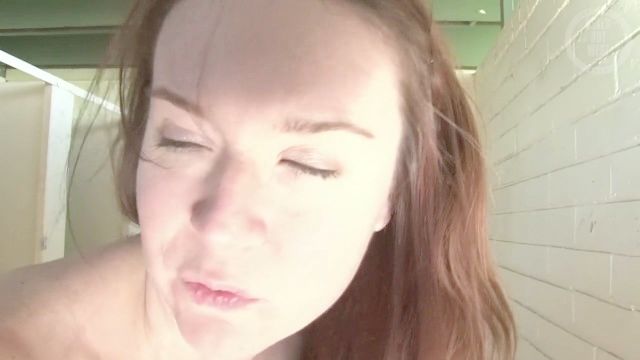 Annabelle Lee strapon en el baño