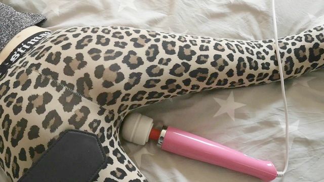 Buena chica corre duro de ser azotado|fuerte, intensa, el orgasmo tembloroso