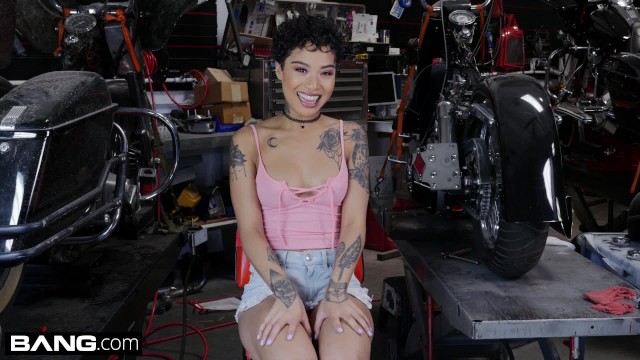 Bang Confessions: Honey Gold Quivers As She Cums On A Revving Motorcycle
