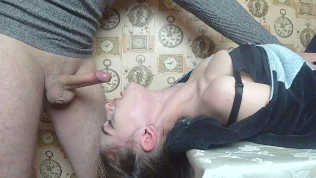 Erstaunlich Tiefen Blowjob Von Einem Mädchen In Pyjamas. Cum In Der Kehle.