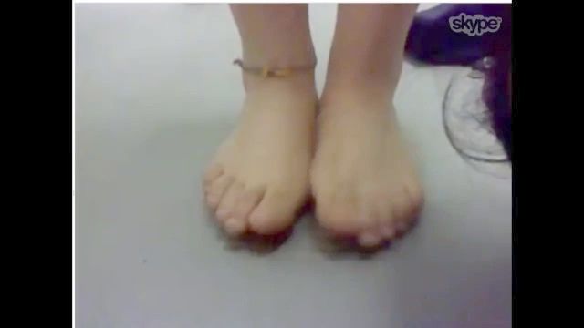 3 девушки, показывая ноги на веб-камеру