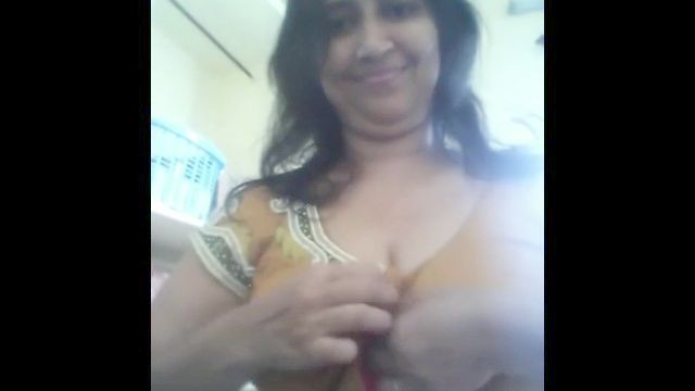 Индийский тетушка показывает большой сиськи открытия блузку