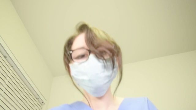 миниатюрная медсестра трахает ее пациент с маской и перчатками