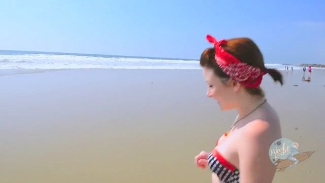 Desnudo En Público: Pelotas De Playa