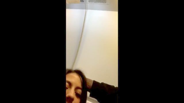 Chupando Una Enorme Bbc En El Baño De Un Avión