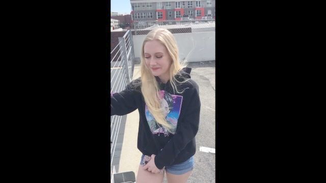 blonde Cam Schlampe versucht Porno zum ersten Mal bananafever