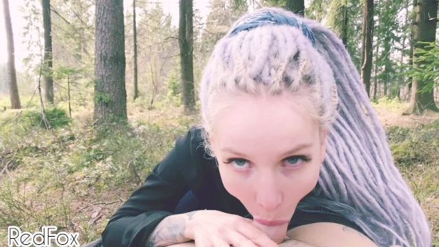 draußen blasen, bekommt Teenager nympho im Wald Sperma im Gesicht Rotfuchs