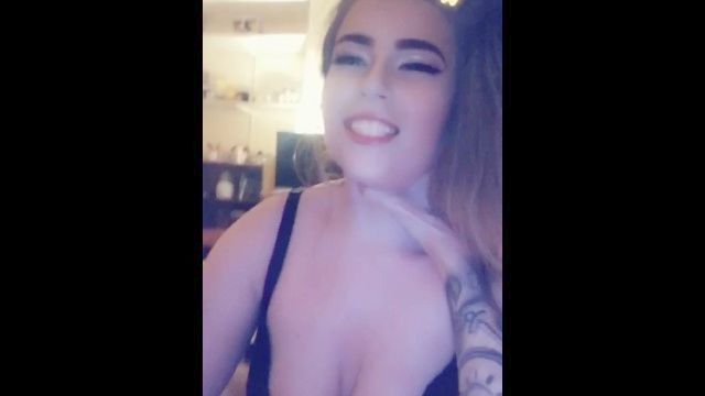 большая синица шлюха дает маслянистый бюстгальтер Titfuck на Snapchat Amelia скай