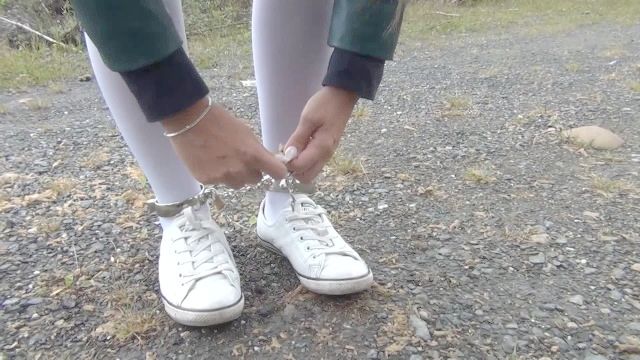 Schülerin weißen Kniestrümpfen und Fußfesseln / Fesseln Handschellen
