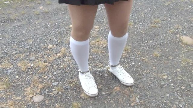 Schülerin Weißen Kniestrümpfen Und Fußfesseln / Fesseln Handschellen