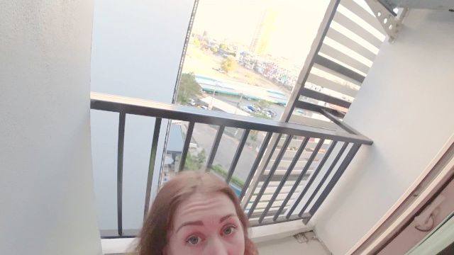 junge Babe anal auf dem Hotelbalkon mit Gesicht gefickt