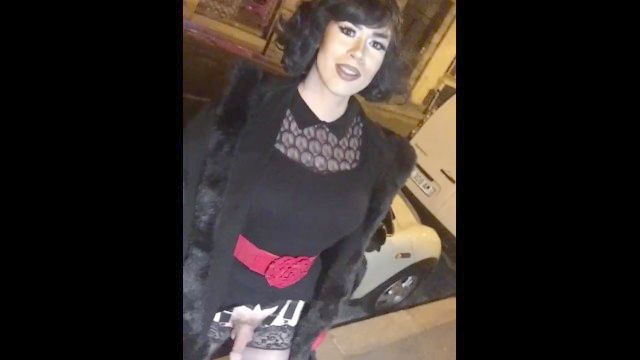 Francés Maeva Tgirl Camina Por La Ciudad Con Su Gallo Hacia Fuera