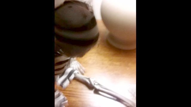 Chico Sexy Consigue Una Erección, Folla Lámpara, Y Muere Putos