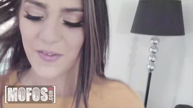Porn verdorben Teenager sofie Reyez saugt Hahn für Bargeld