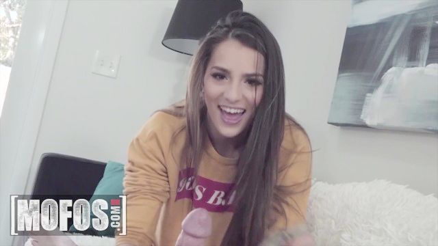 Porn испорченного подростка Sofie Reyez сосет хуй за наличный расчет