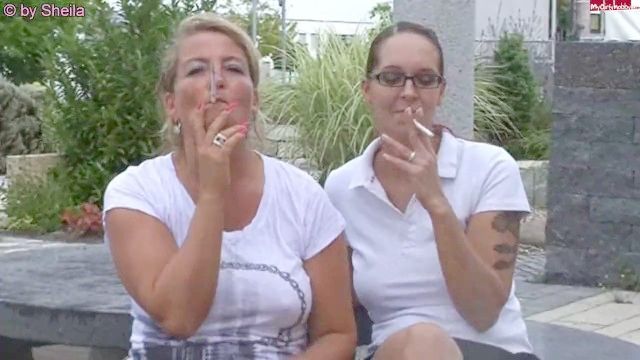 Madre Alemana Y Lesbianas Fumar Hija