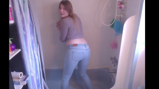 sehr hübsches Mädchen pissing Jeans