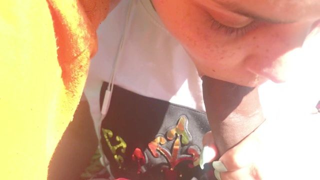 светлая кожа Thot сосать мой член, пока я бюст в рот «она глотает»